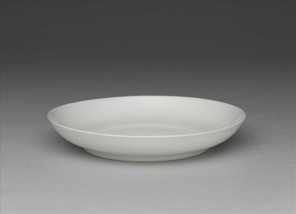 白瓷暗花龍紋盤