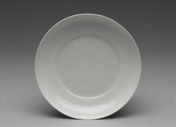 白瓷暗花龍紋盤