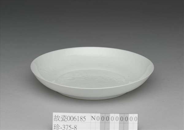 白瓷暗花龍紋盤