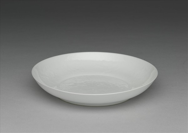 白瓷暗花龍紋盤