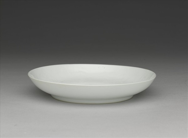 白瓷暗花龍紋盤