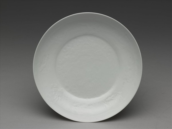 白瓷暗花龍紋盤