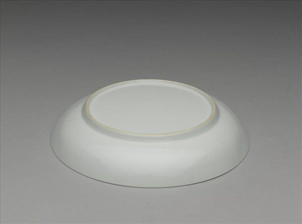 白瓷暗花龍紋盤