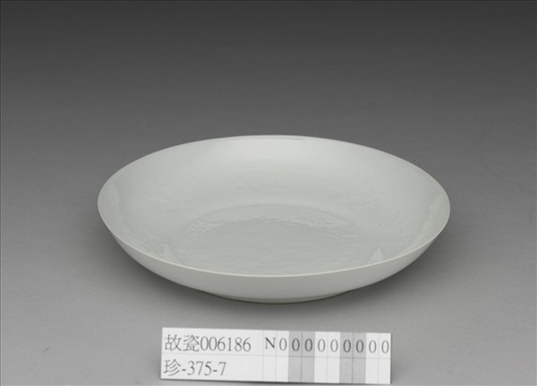 白瓷暗花龍紋盤