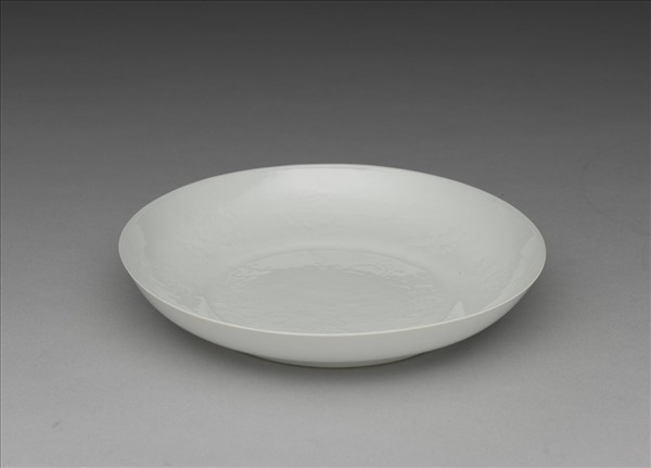 白瓷暗花龍紋盤