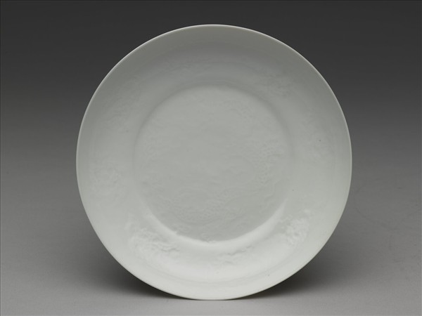 白瓷暗花龍紋盤