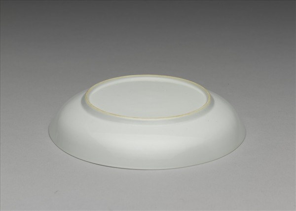 白瓷暗花龍紋盤