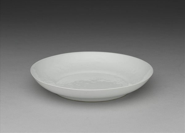 白瓷暗花龍紋盤