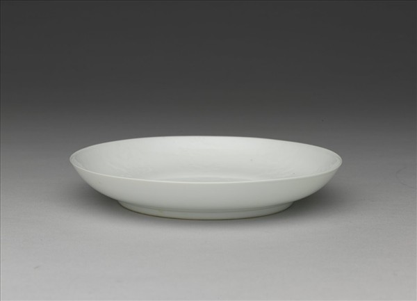 白瓷暗花龍紋盤