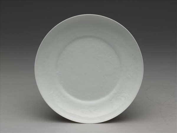 白瓷暗花龍紋盤