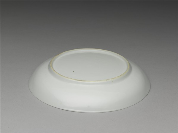 白瓷暗花龍紋盤