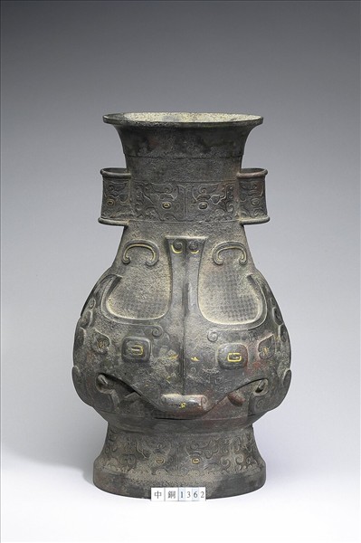 獸面紋貫耳壺