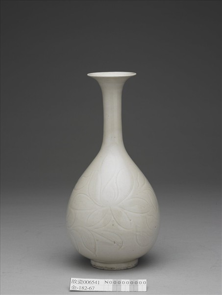 定窯 白瓷劃花蓮紋長頸瓶