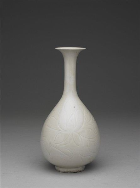 定窯 白瓷劃花蓮紋長頸瓶