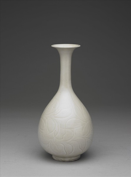 定窯 白瓷劃花蓮紋長頸瓶