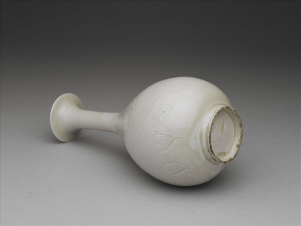 定窯 白瓷劃花蓮紋長頸瓶