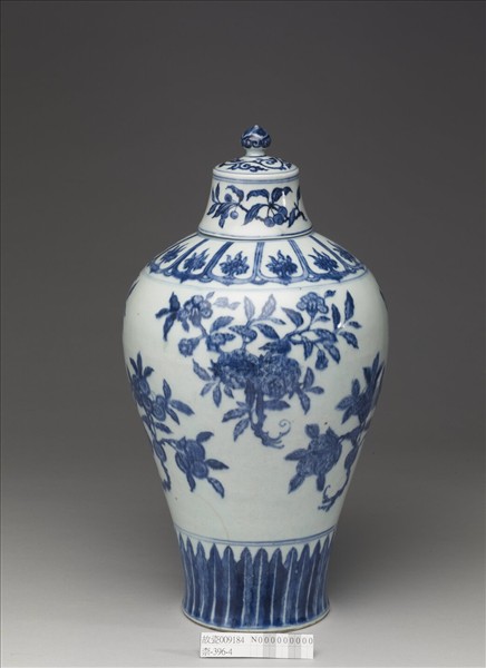 青花三多花果紋梅瓶