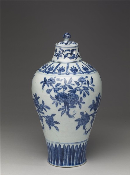 青花三多花果紋梅瓶