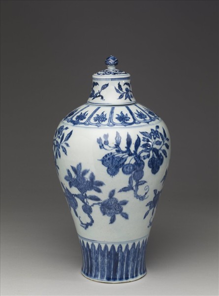 青花三多花果紋梅瓶