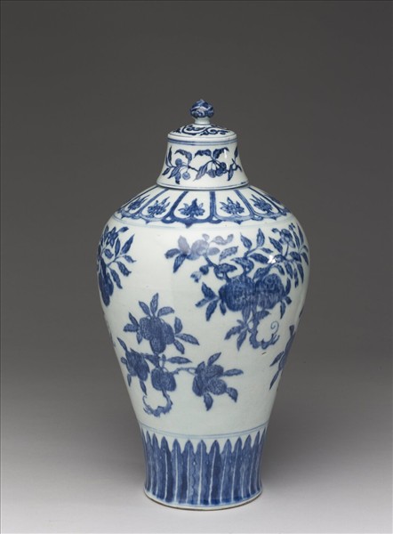 青花三多花果紋梅瓶