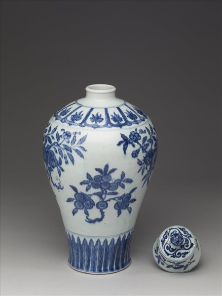 青花三多花果紋梅瓶