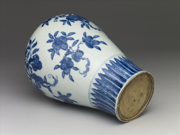 青花三多花果紋梅瓶