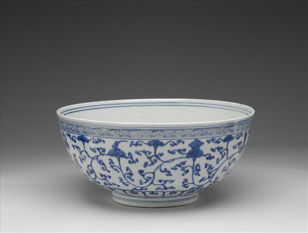 青花纏枝靈芝八寶紋碗