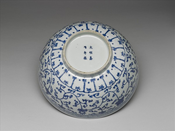 青花纏枝靈芝八寶紋碗