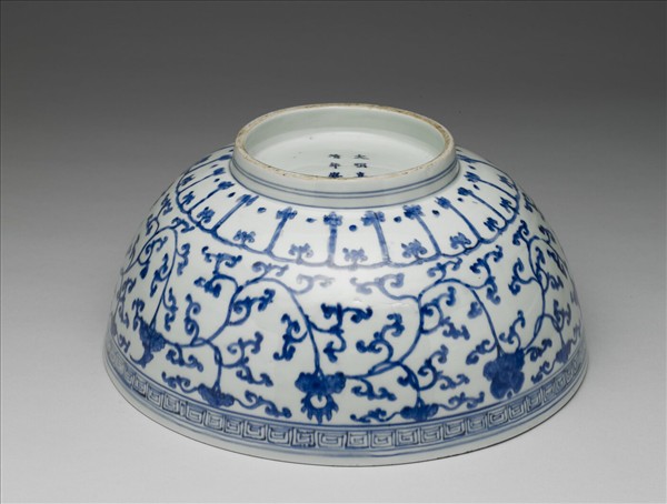 青花纏枝靈芝八寶紋碗