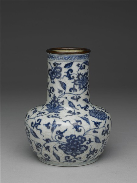 青花纏枝花卉瓶