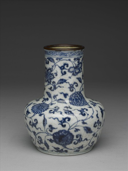 青花纏枝花卉瓶