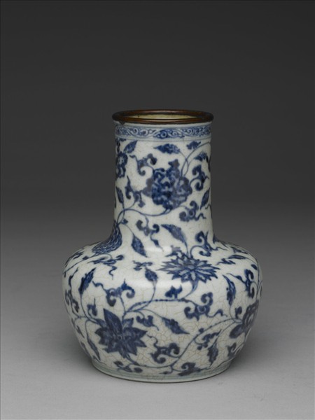 青花纏枝花卉瓶