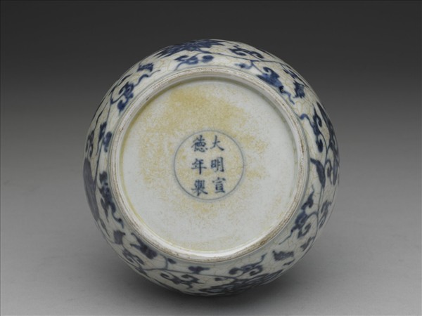 青花纏枝花卉瓶