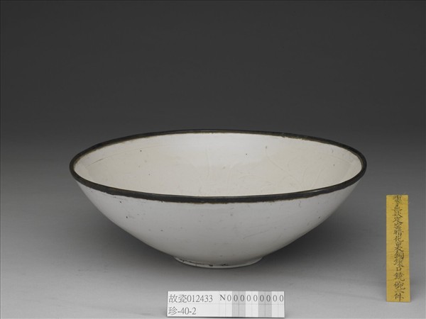 定窯 白瓷劃花萱草紋碗