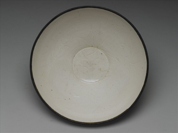 定窯 白瓷劃花萱草紋碗