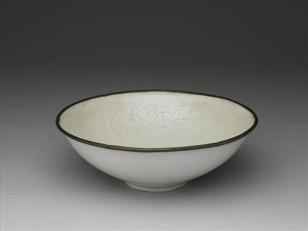 定窯 白瓷印花牡丹螭龍紋葵口碗