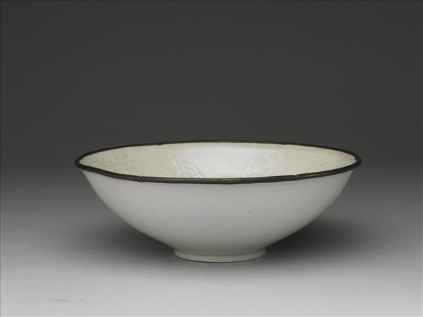 定窯 白瓷印花牡丹螭龍紋葵口碗