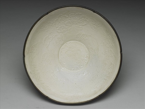 定窯 白瓷印花牡丹螭龍紋葵口碗