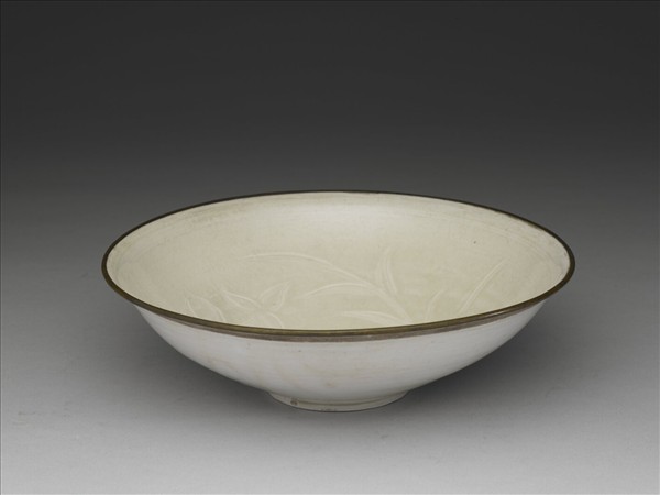 定窯 白瓷劃花蓮塘雙鳧紋碗