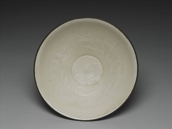 定窯 白瓷劃花蓮塘雙鳧紋碗