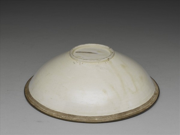 定窯 白瓷劃花蓮塘雙鳧紋碗