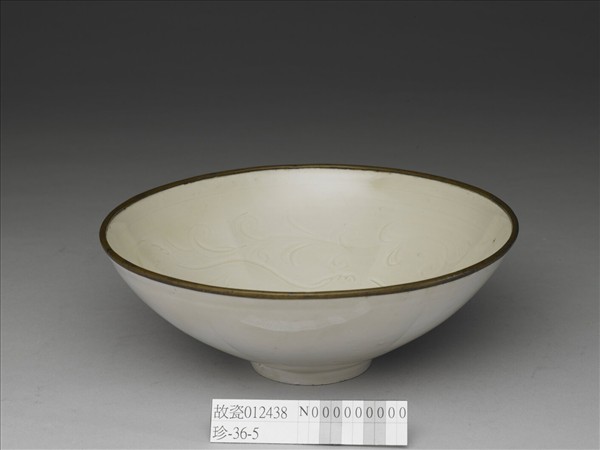 定窯 白瓷劃花蓮花紋碗