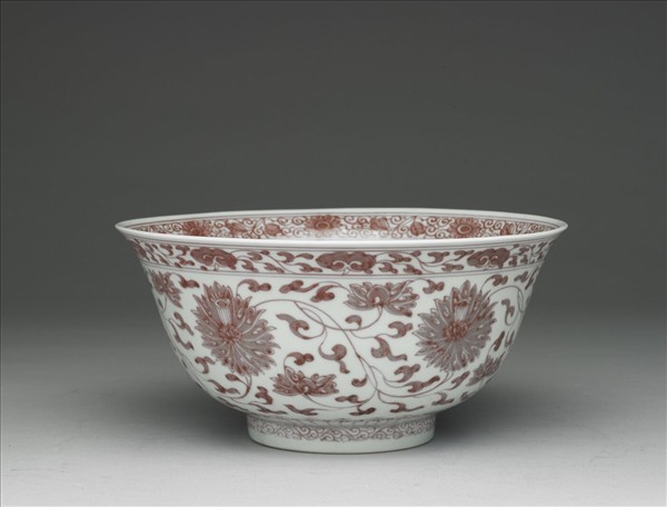 釉裡紅番蓮紋碗