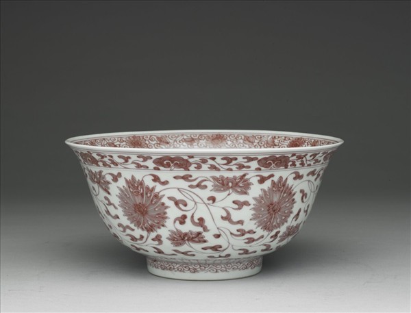 釉裡紅番蓮紋碗