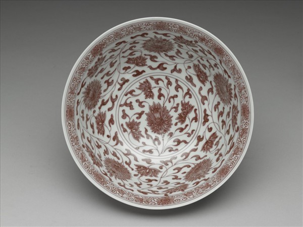 釉裡紅番蓮紋碗