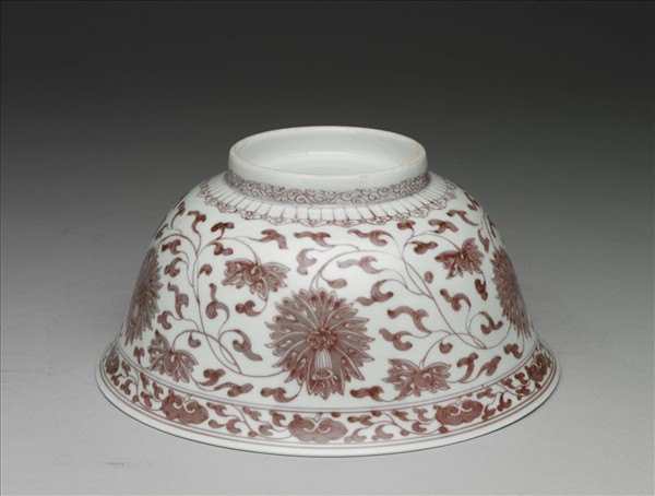 釉裡紅番蓮紋碗