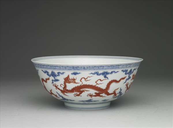青花描紅五龍紋碗