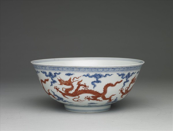 青花描紅五龍紋碗