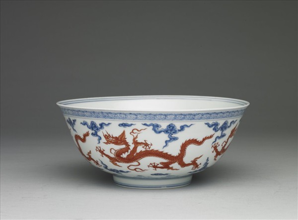 青花描紅五龍紋碗