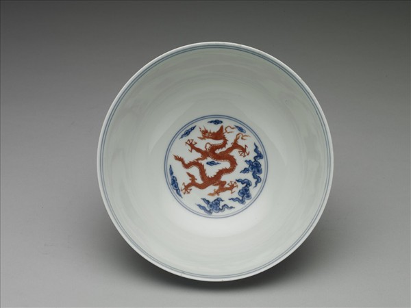 青花描紅五龍紋碗